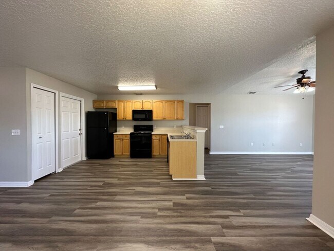 Foto del edificio - Tons of Space with Brand New Floors and Paint