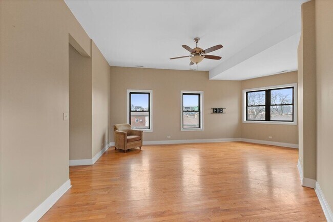 Foto del edificio - 1046 N Milwaukee Ave