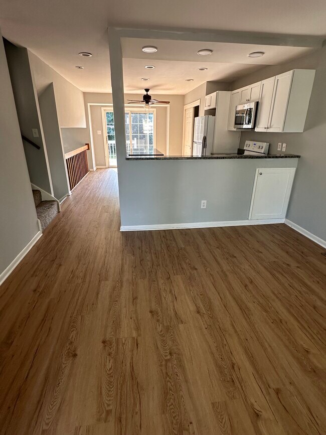 New vinyl floors - 3279 Kilwinning Pl