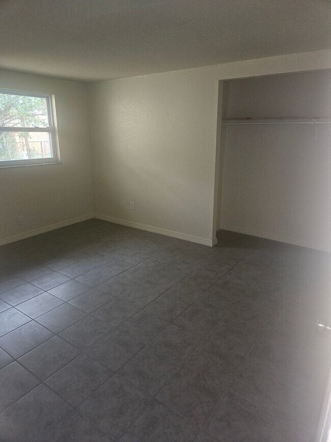 Foto del edificio - 621 60th Ave Dr E