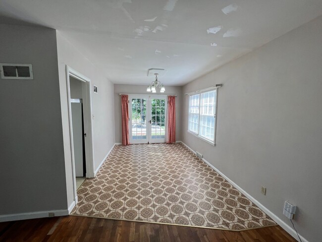 Building Photo - Beautiful 5 Bed plus Bonus Room, 1 block f...