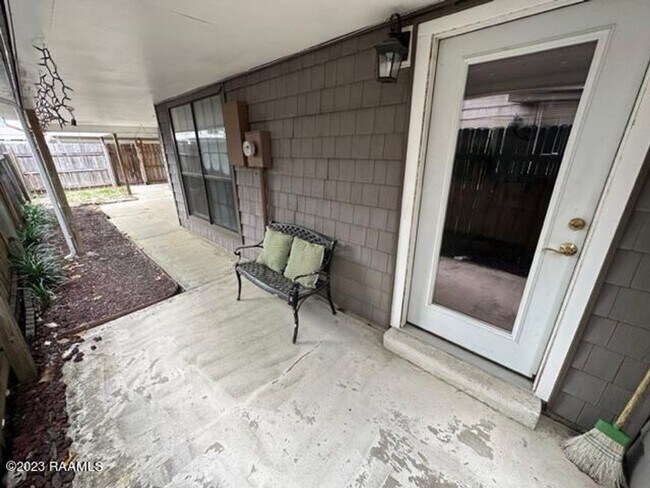 Building Photo - 3 bed, 2 bath townhouse AVAILABLE NOW!!!