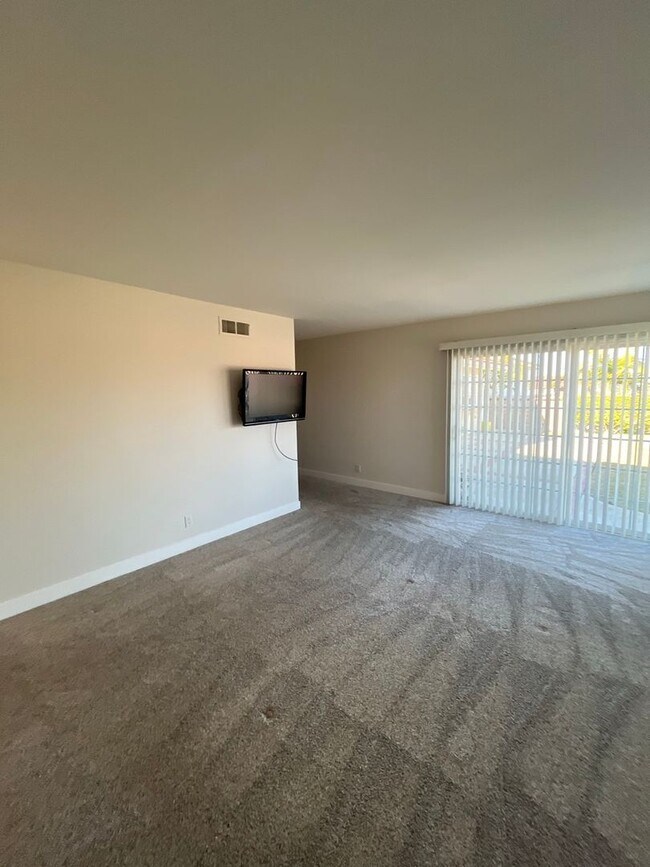 Building Photo - Spacious 4-Bedroom Home with Modern Comfor...