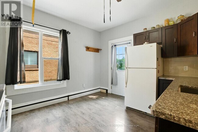 Building Photo - 191 Simcoe St S