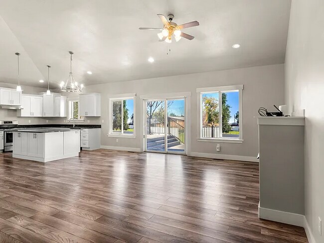 Foto del edificio - Spacious 5 Bed, 3 Bath Home with Mountain Views