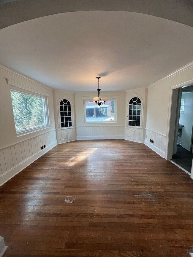 Foto del edificio - Spacious 4-Bedroom Brick Home with Hardwood Floors and Walk-In Closet