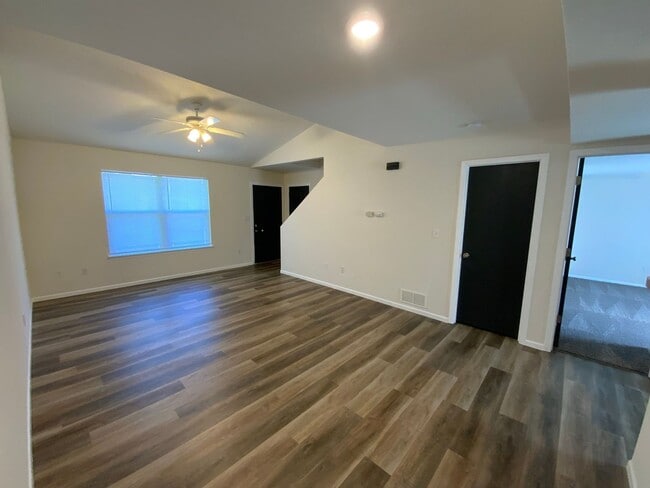 Building Photo - 4 Bedroom newly remodeled Duplex