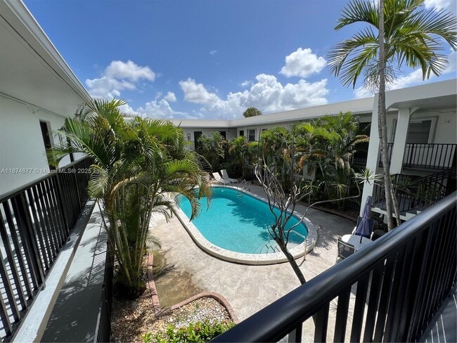 Building Photo - 465 S Royal Poinciana Blvd