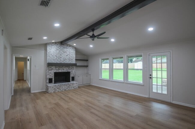 Building Photo - Available Now! Stunning 4 Bedroom 3.5 Bath...