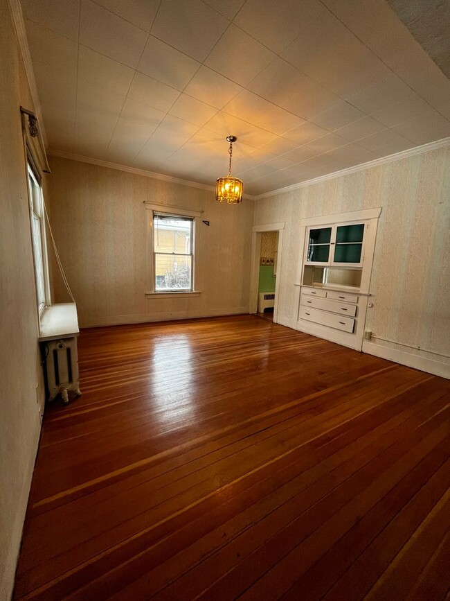 Building Photo - 4 Bedroom Home Available NOW!