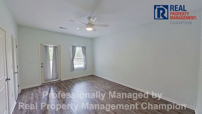 Foto del edificio - Spacious 3-Story Townhome in the Heart of Carolina Beach — Backs to State Park