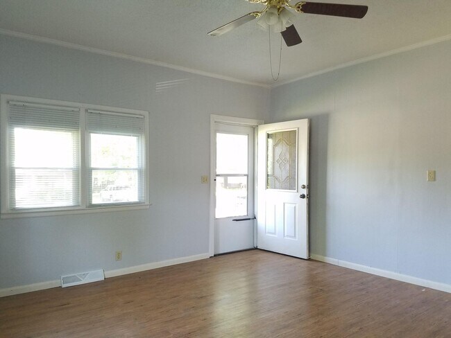 Foto del edificio - 121 W. Jackson Duplex