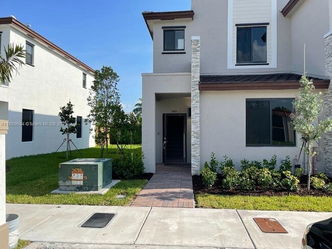 Photo - 945 NE 211th St Townhome
