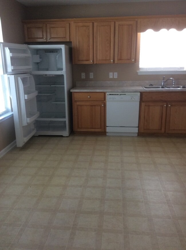 Foto del edificio - 3 Br House for Rent with Carport and Shed