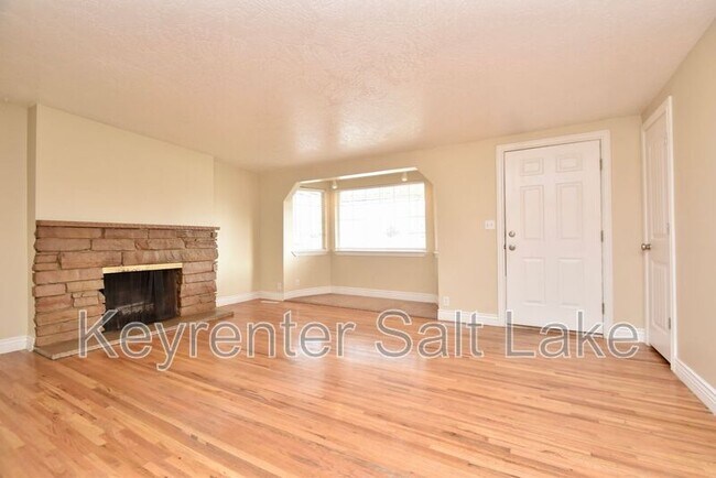 Building Photo - 7340 Cottonwood St