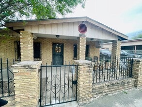 Building Photo - 1503 Chicago St