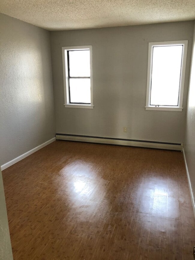 Building Photo - 3BR/2.5 Bath Townhouse with 1-car Garage