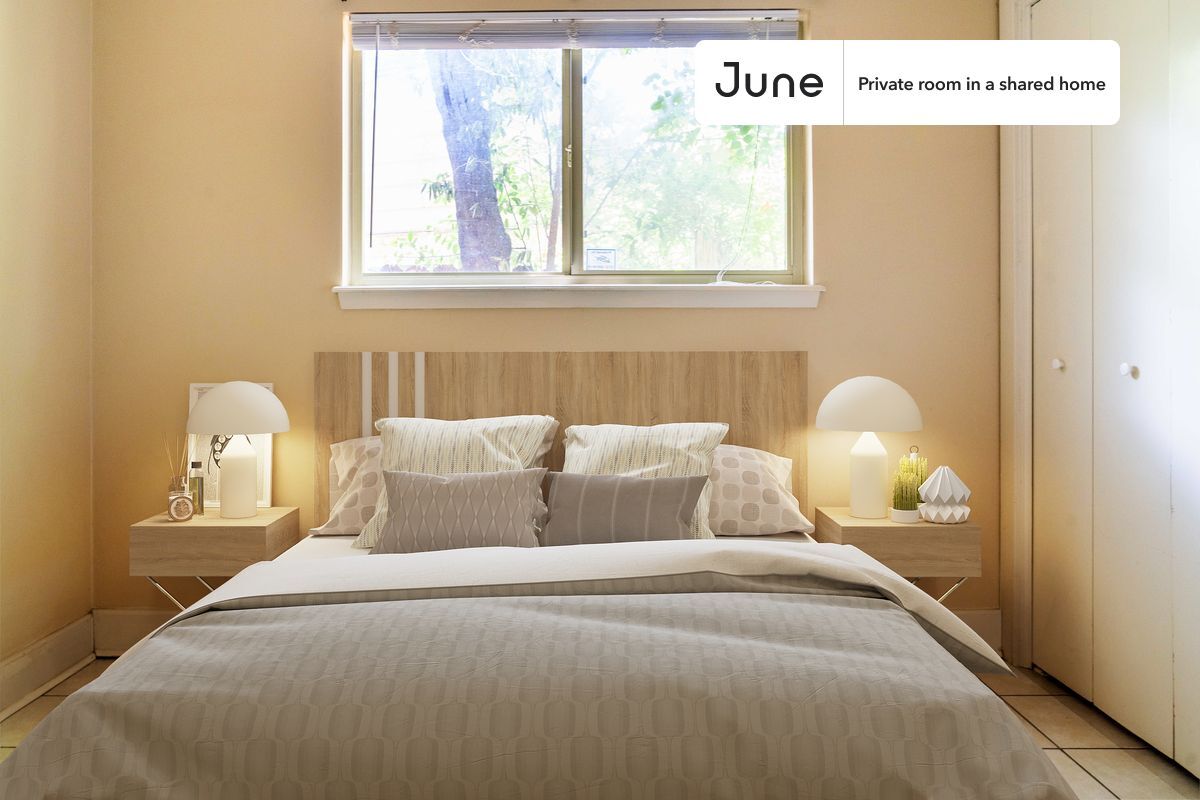 Foto principal - Private bedroom in 3 bed/2 bath Home