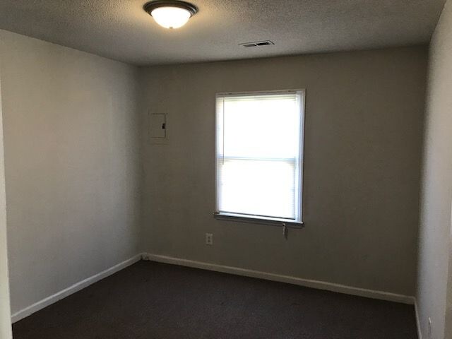 Building Photo - 2 bedroom apartment on one level