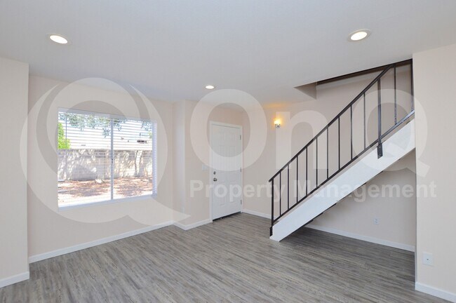 Building Photo - 1418 E Knoll Cir