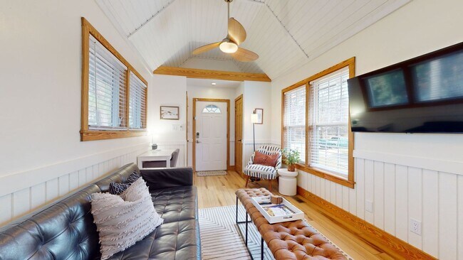 Foto del edificio - Adorable 3 Bedroom House near NCSU - Available August 1st!