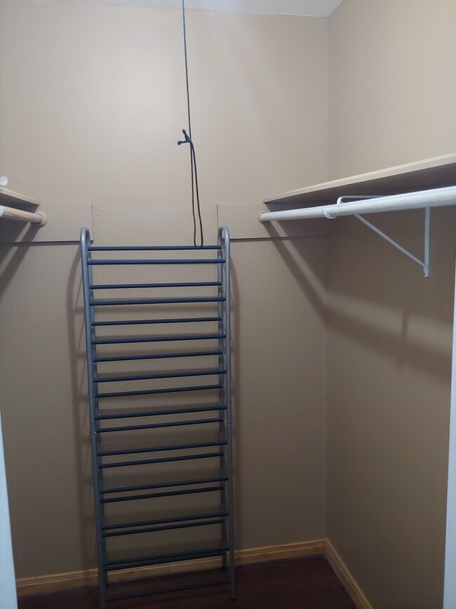 Amplio vestidor con mucho espacio para ropa y zapatos. - 250 Highland Terrace Dr