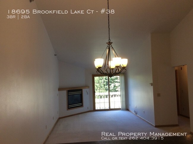 Building Photo - Three Bedroom Brookfield Condo
