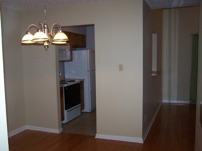 Building Photo - 2 Bath townhouse with hardwood floors and ...