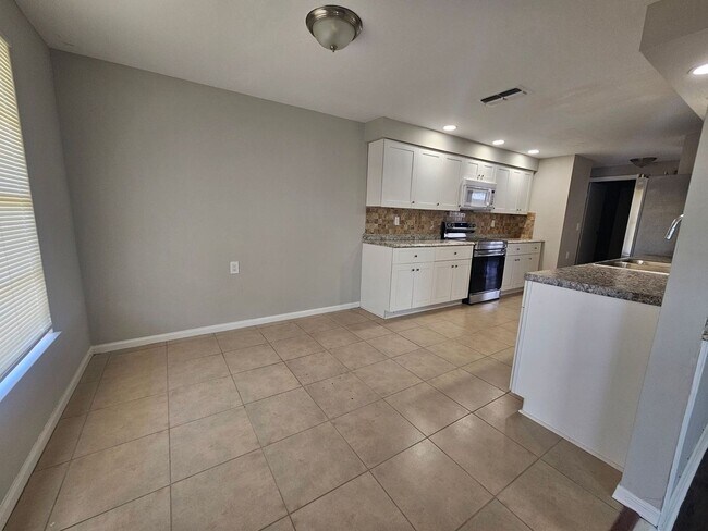 Building Photo - Pet Friendly Updated GREAT home in the area of Trafalgar and Skyline close to boat ramp and park!