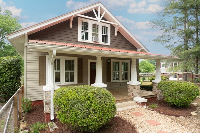Building Photo - Siler City Charmer! Fenced in yard and mov...
