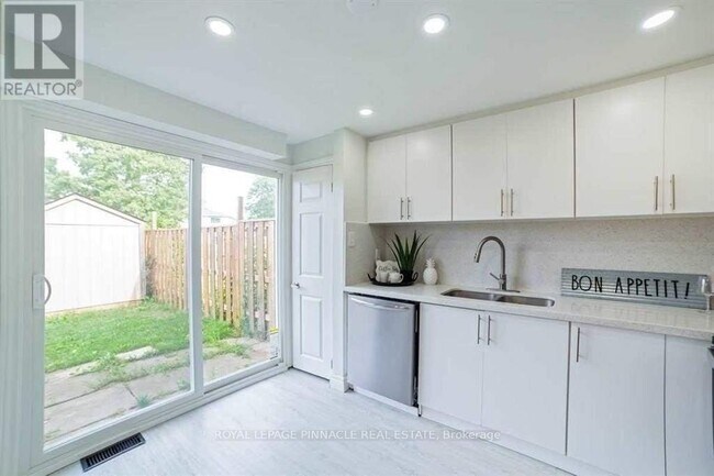 Photo du bâtiment - 733 Parkview Crescent