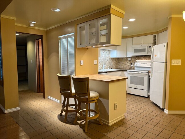 Building Photo - 1 Bed/1 Bath -Great Location, Pets welcome...