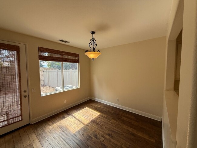 Building Photo - Cute Townhome near Camarillo High School