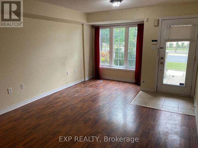 Photo du bâtiment - 2765 Bur Oak Ave