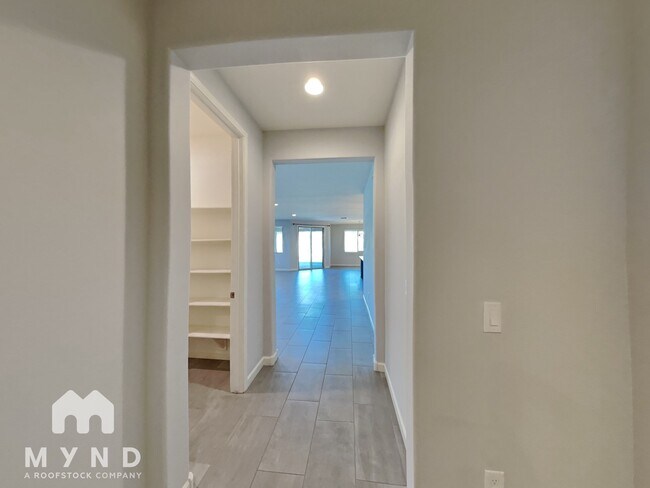 Building Photo - 720 E Silver Canyon Pl