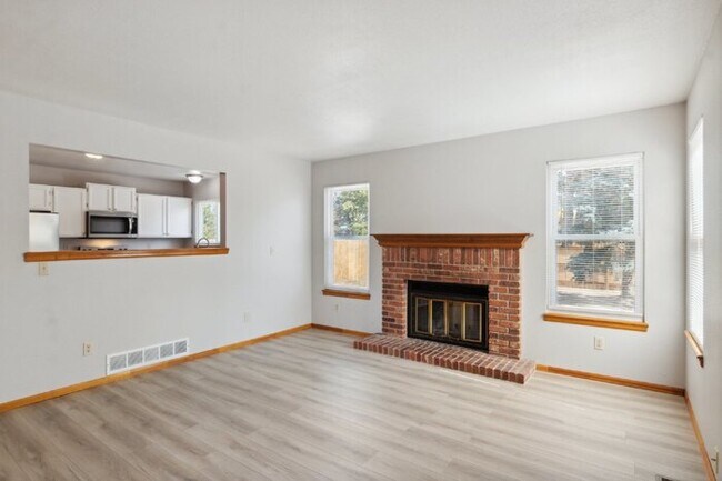 Foto del edificio - **Charming 2-Story Home in Coveted Distric...