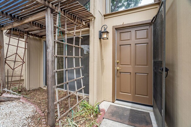 Building Photo - 2 Bedroom, 2 Bath Home with Bonus Room