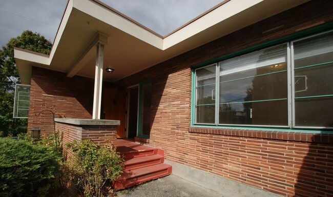 Building Photo - Hamlin House Tri Plex