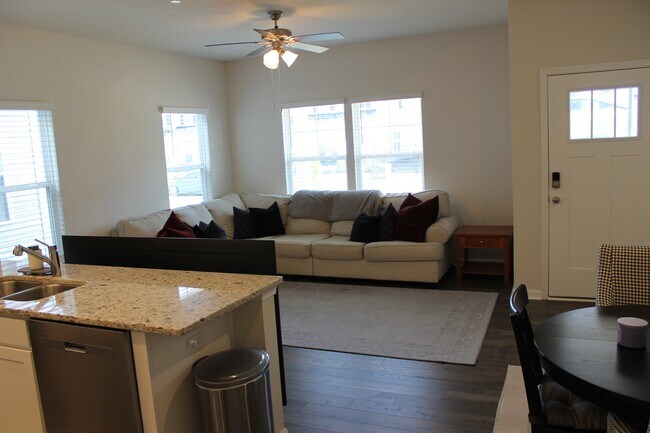 Building Photo - 1523 Stanford Ln