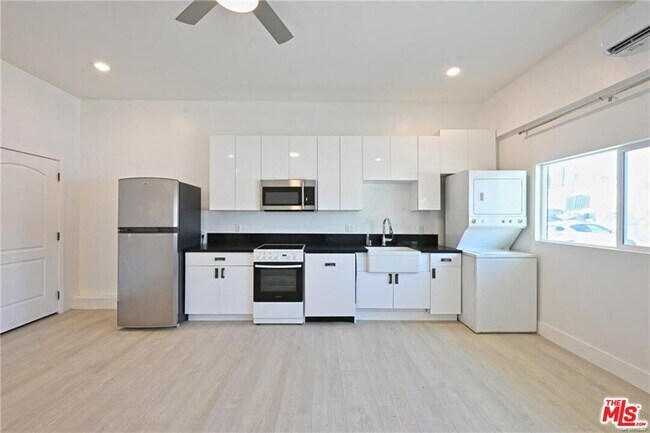 Foto del edificio - 7929 Blackburn Ave