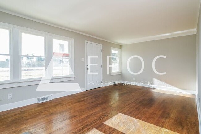 Building Photo - Large 5 Bedroom, 1.5 Bath Located in Quiet...