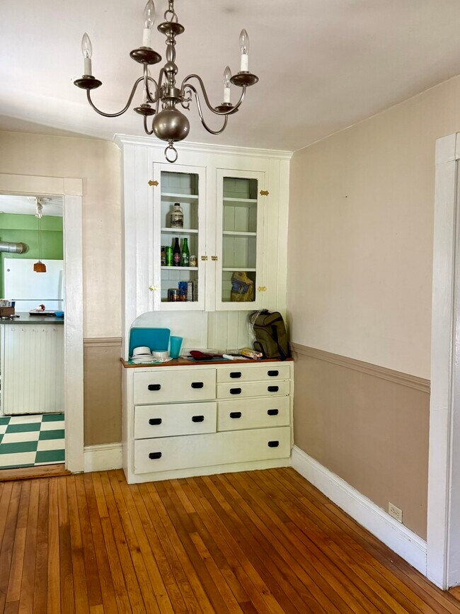 Gabinetes empotrados en el comedor de la planta baja - 630 Prospect Ave