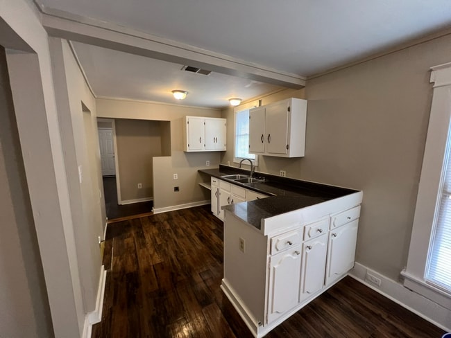 Building Photo - Move-in Special - 1/2 off first month's rent!