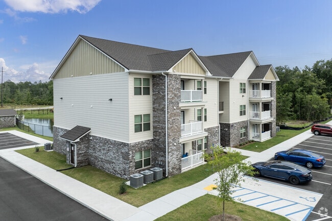 Building Photo - Vinings at Newport