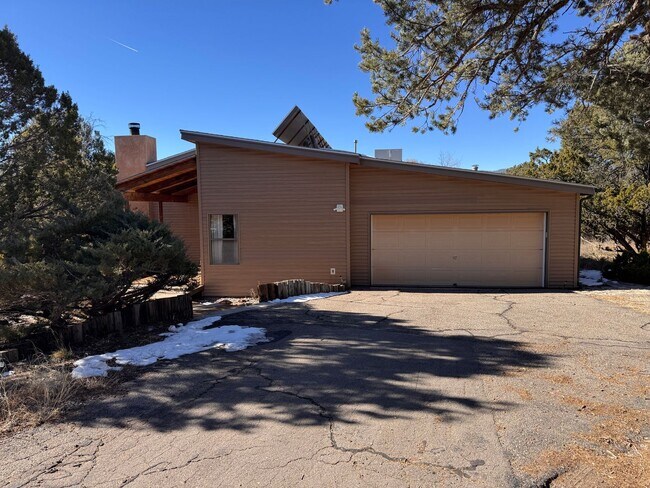 Foto del edificio - 3 Bedroom, 2 Bathroom Home in Tijeras, NM