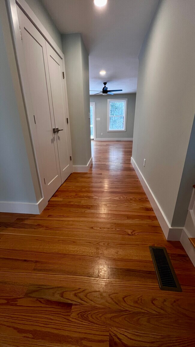 Foto del edificio - 5 Indian Valley Rd