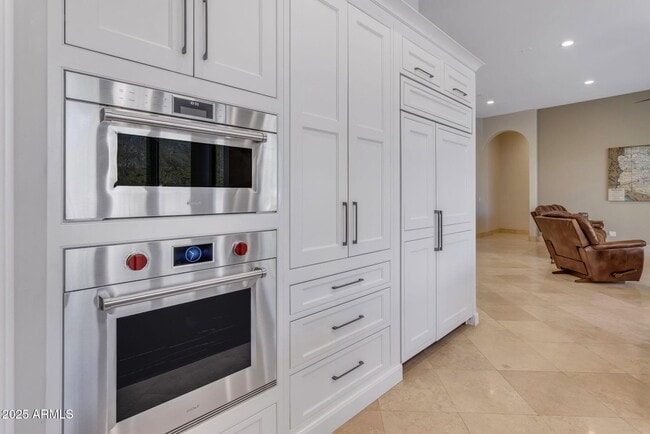 Building Photo - 6938 E Lomas Verdes Dr