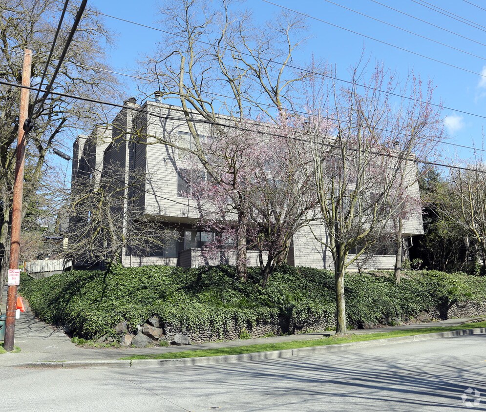 Building Photo - 302 N 39th St
