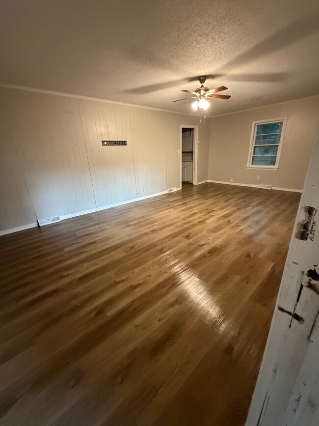 Building Photo - 116 Oakspring Ln