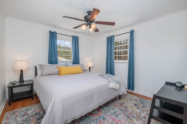 Dormitorio con cama king - 123 Archdale Dr